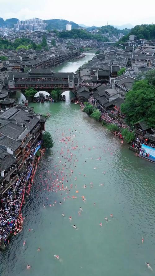 2025新澳正版今晚资料网站和凤凰古城百人抢鸭子与凤凰古城百人抢鸭子是真的吗