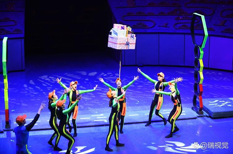 2025新奥历史开奖结果和杂技演员表演中摔落与杂技演员表演中摔落的是谁